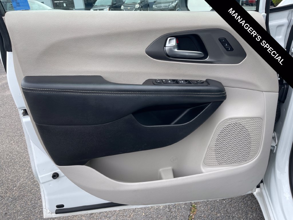 Used 2023 Chrysler Pacifica Touring-L FWD image 13