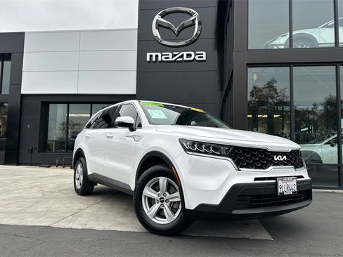 Used 2022 Kia Sorento LX image 2