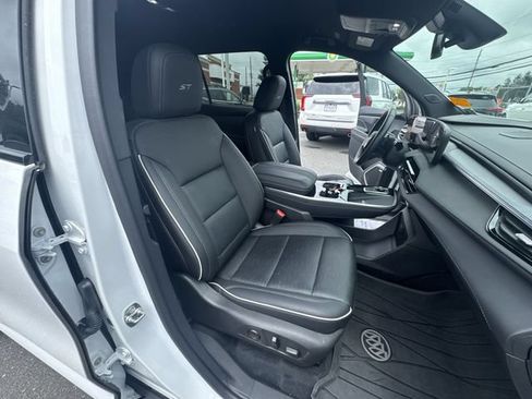 Used 2025 Buick Enclave Sport Touring w/ Power Package AWD/4WD image 27