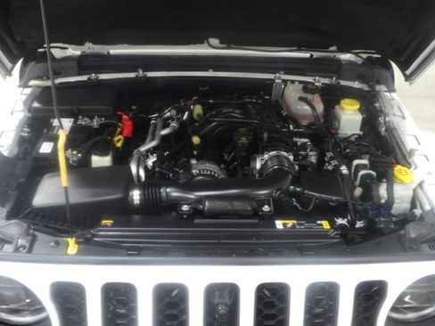 Used 2023 Jeep Gladiator Mojave w/ LED Lighting Group AWD/4WD image 10