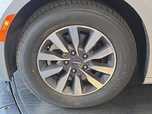Used 2024 Chrysler Pacifica Limited FWD image 12