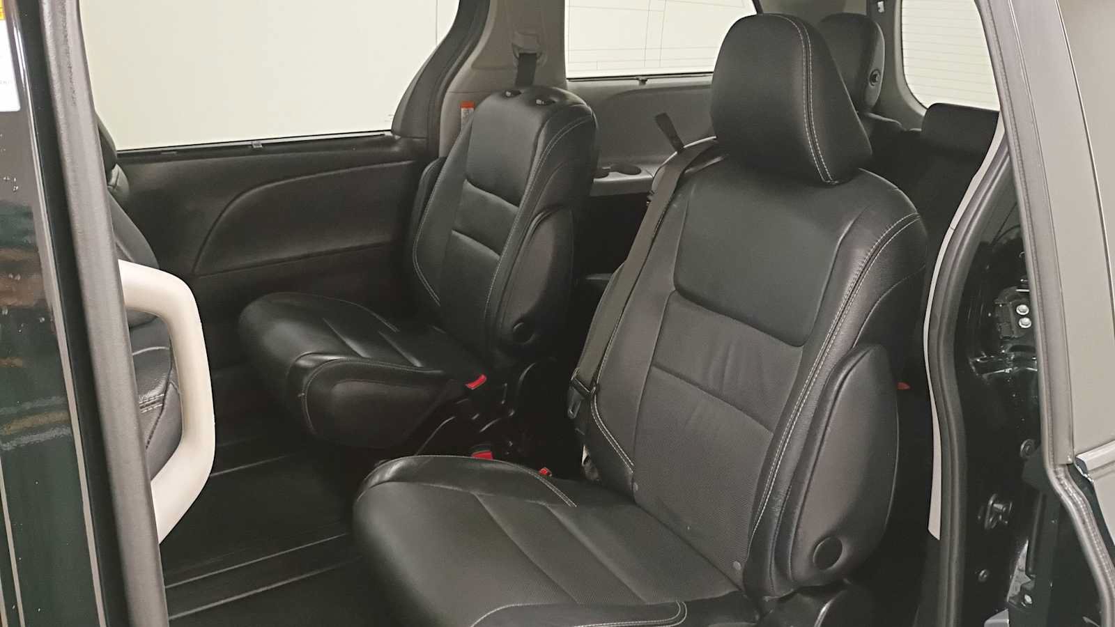 Certified 2017 Toyota Sienna SE w/ SE Preferred Package FWD image 25
