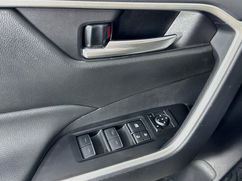 Used 2025 Toyota RAV4 XLE w/ Convenience Package AWD/4WD image 18