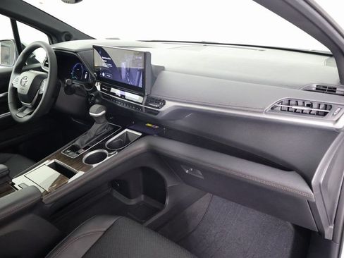 Used 2026 Toyota Sienna Limited FWD image 9