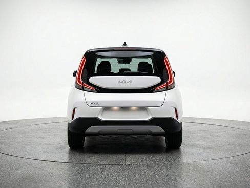 Used 2025 Kia Soul LX w/ LX Technology Package FWD image 7