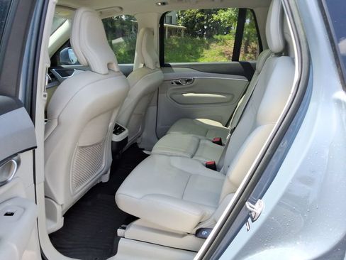 Used 2022 Volvo XC90 T5 Momentum w/ Protection Package Premier FWD image 11