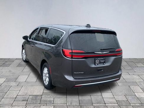 Used 2023 Chrysler Pacifica Touring-L FWD image 5