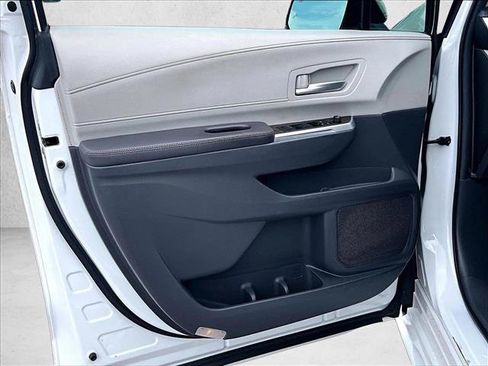 Used 2024 Toyota Sienna XLE w/ XLE Plus Package FWD image 18
