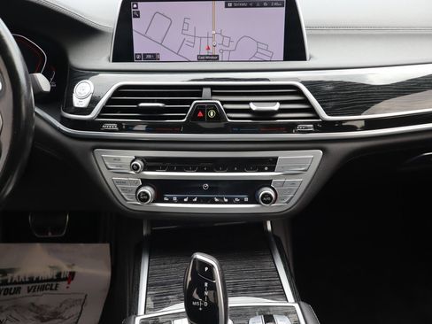 Used 2022 BMW 750i xDrive w/ Luxury Rear Seating Package AWD/4WD image 13
