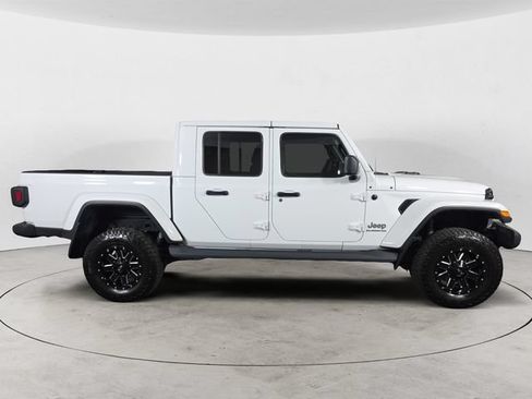 Used 2020 Jeep Gladiator Overland AWD/4WD image 6