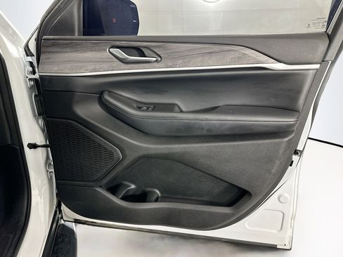 Used 2023 Jeep Grand Cherokee L Limited w/ Black Appearance Package image 35