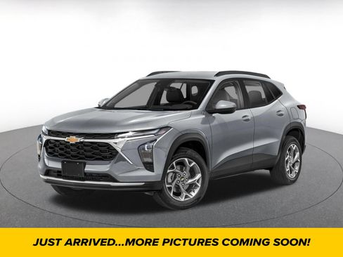 Used 2025 Chevrolet Trax LT FWD image 1