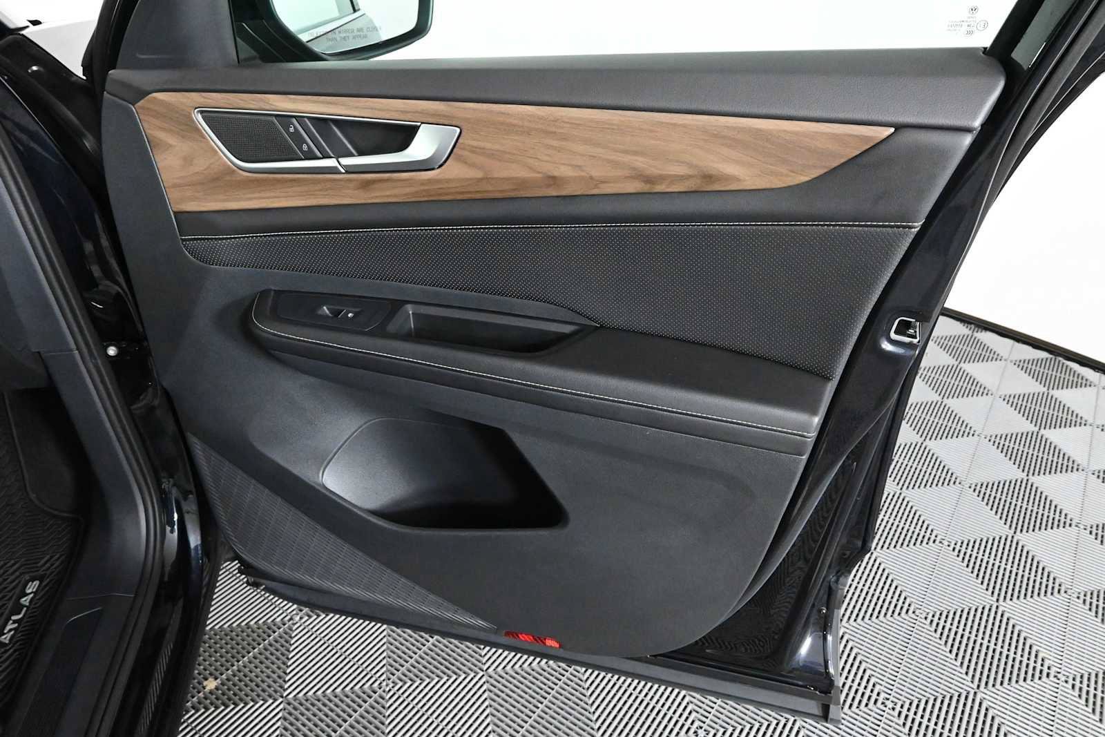 Certified 2024 Volkswagen Atlas SE FWD image 9