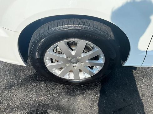 Used 2016 Chrysler Town & Country Touring w/ Driver Convenience Group FWD image 11