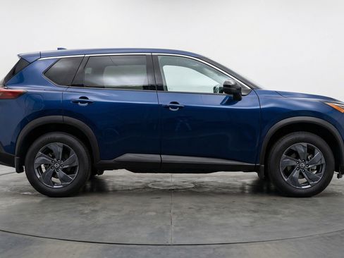 Used 2025 Nissan Rogue SV image 11