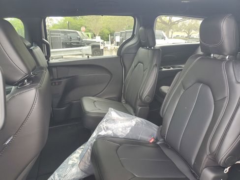 New 2026 Chrysler Pacifica Select image 8