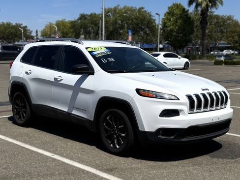 Used 2015 Jeep Cherokee Latitude FWD image 3
