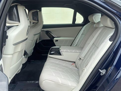 Used 2023 BMW i7 xDrive60 AWD/4WD image 57
