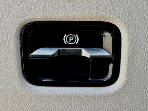 Used 2025 Mercedes-Benz C 300 Sedan image 30