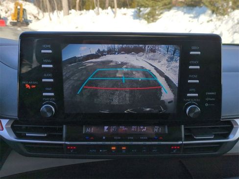 Used 2022 Toyota Sienna XLE image 13