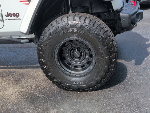 Used 2023 Jeep Wrangler Unlimited Rubicon AWD/4WD image 11