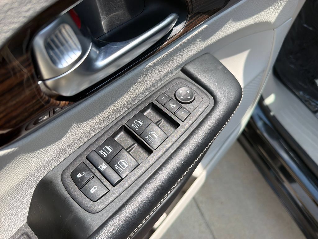 Used 2023 Chrysler Pacifica Limited FWD image 11