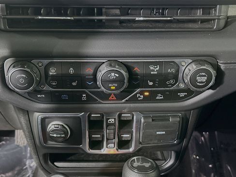 Used 2025 Jeep Wrangler Sahara w/ Safety Group image 22