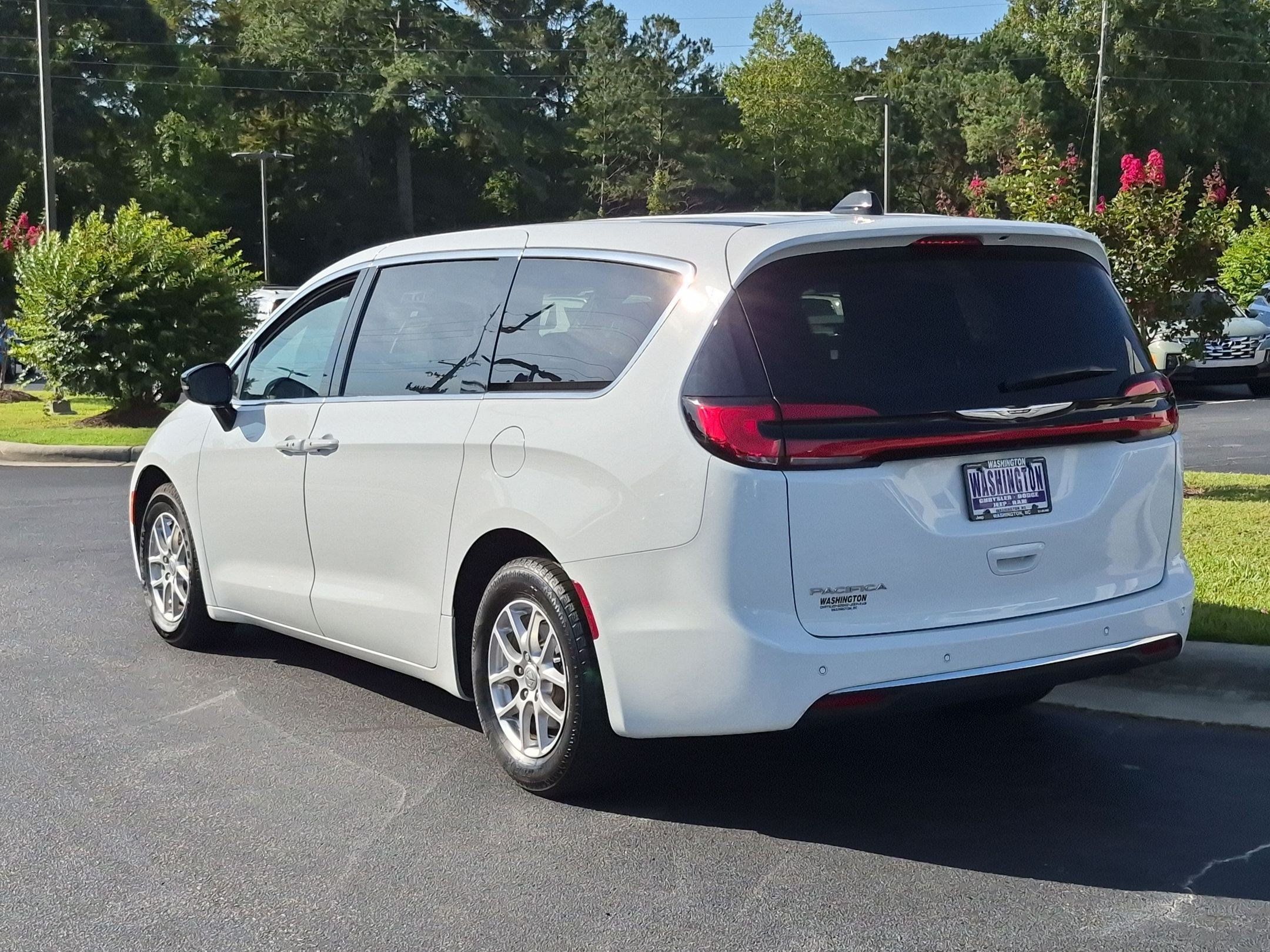 Used 2025 Chrysler Pacifica Select FWD image 7