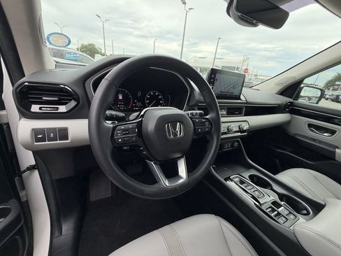 Used 2025 Honda Pilot Touring image 18