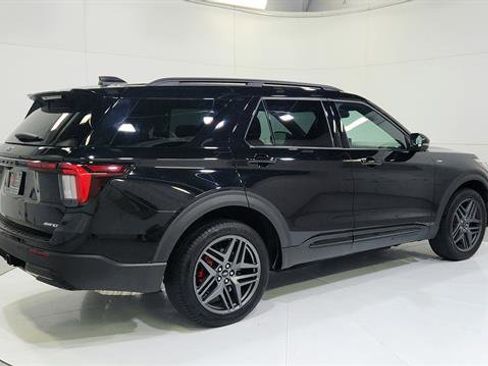 Used 2025 Ford Explorer ST-Line w/ ST-Line Street Pack image 8