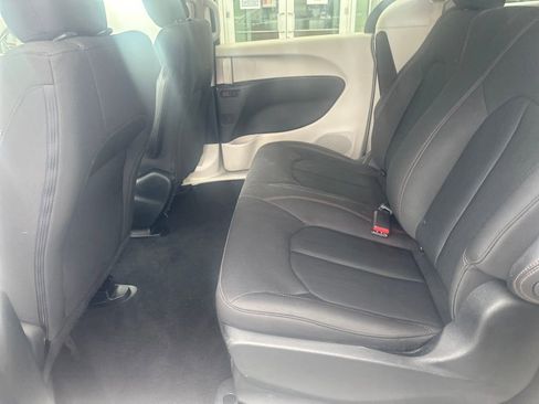 Used 2018 Chrysler Pacifica L FWD image 22