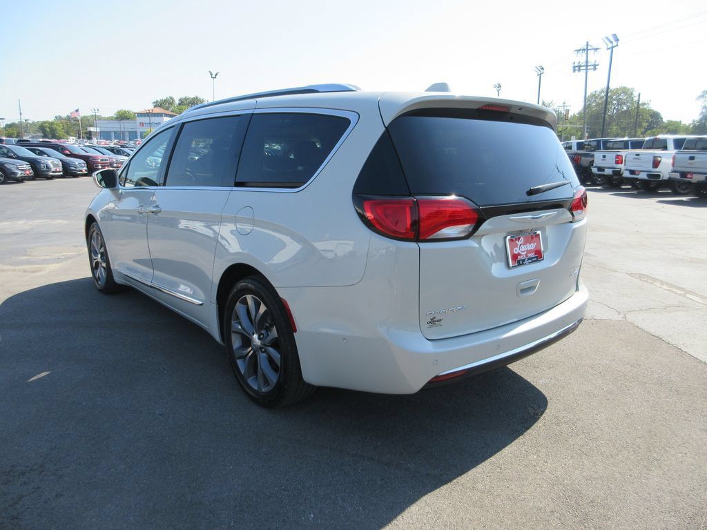 Used 2019 Chrysler Pacifica Limited w/ Tire & Wheel Group FWD image 9