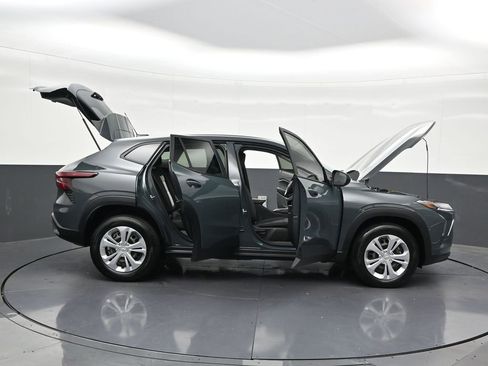 Used 2025 Chevrolet Trax LS FWD image 38