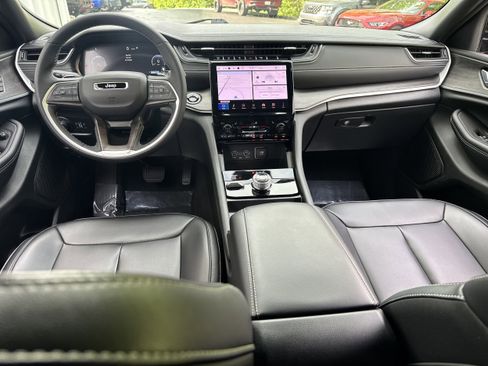 Used 2025 Jeep Grand Cherokee Limited w/ Black Appearance Package AWD/4WD image 16