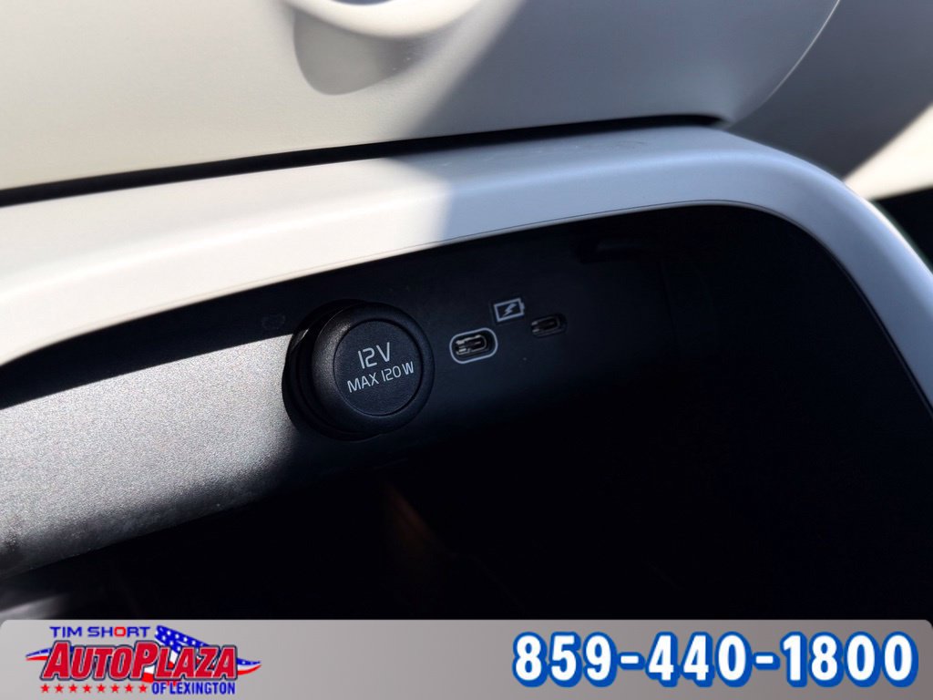 Used 2023 Volvo XC40 B4 Ultimate FWD image 22