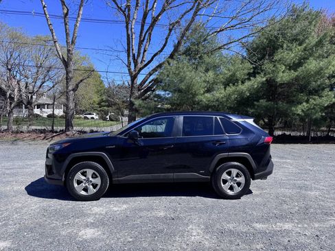 Used 2019 Toyota RAV4 LE AWD/4WD image 2