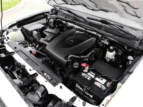 Used 2018 Toyota Tacoma SR5 RWD image 47