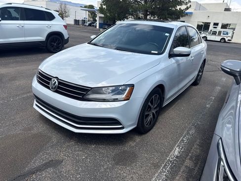 Used 2017 Volkswagen Jetta SE FWD image 3