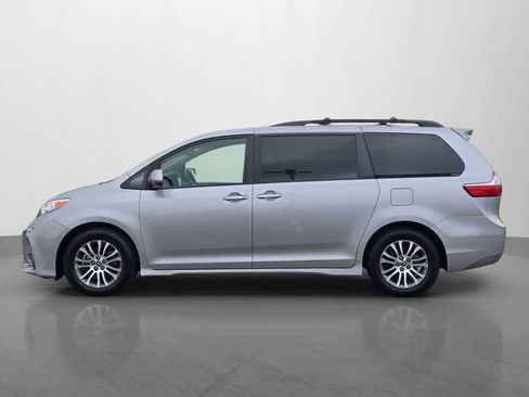 Used 2018 Toyota Sienna XLE w/ XLE Navigation Package FWD image 3