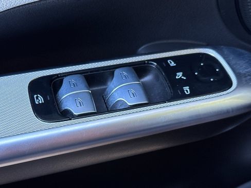 Used 2024 Mercedes-Benz GLC 300 4MATIC image 13