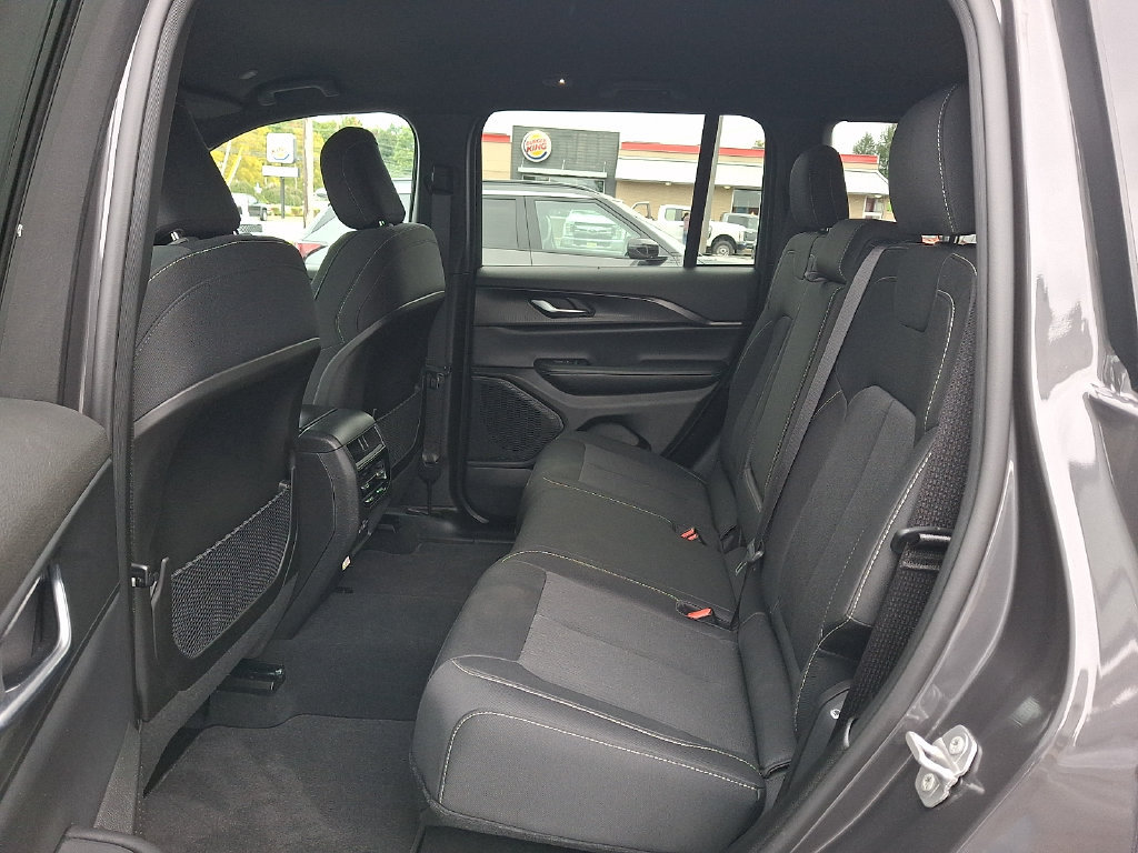 Used 2024 Jeep Grand Cherokee Laredo w/ Luxury Tech Group I AWD/4WD image 12