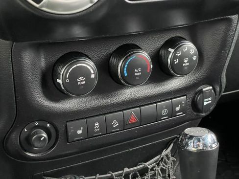 Used 2017 Jeep Wrangler Unlimited Rubicon w/ Connectivity Group AWD/4WD image 25