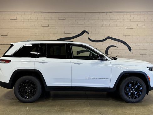 Used 2023 Jeep Grand Cherokee Limited AWD/4WD image 3