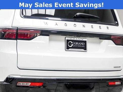 Used 2024 Jeep Wagoneer L Series II w/ Flexible Seating Group AWD/4WD image 13