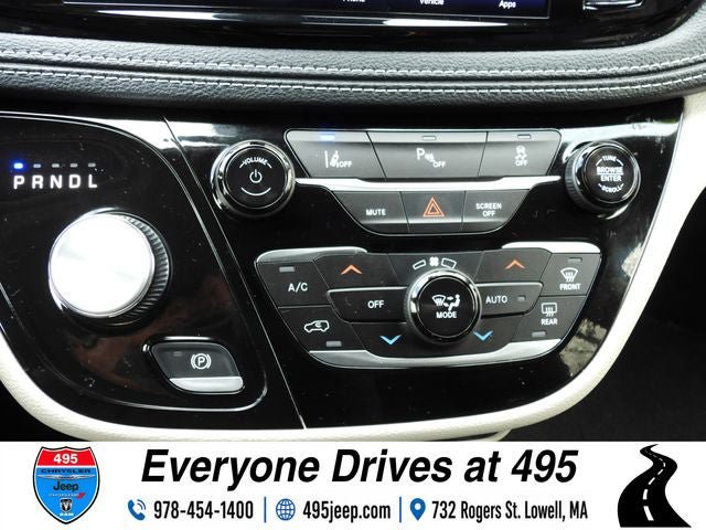 Used 2023 Chrysler Pacifica Touring-L FWD image 32