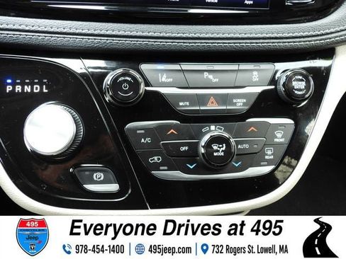 Used 2023 Chrysler Pacifica Touring-L FWD image 32