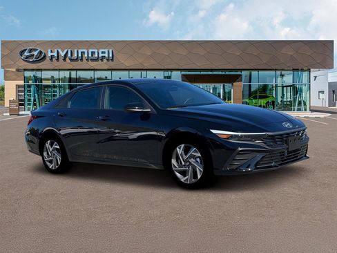 Used 2025 Hyundai Elantra SEL FWD image 10