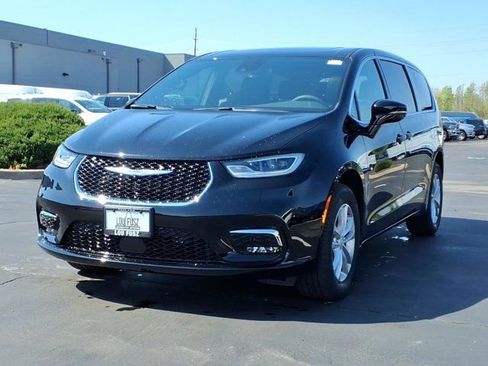 New 2026 Chrysler Pacifica Select image 2