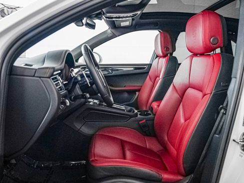 Certified 2024 Porsche Macan image 5