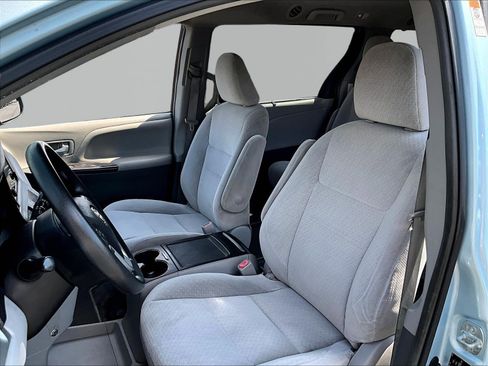 Used 2015 Toyota Sienna LE FWD image 21